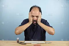 一脸绝望的病人因为不得不吃药