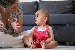 可爱的小女孩张嘴听妈妈说话