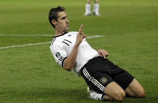 Miroslav Klose~！跪地滑翔...