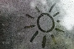 秋雨，汗湿的玻璃上的铭文——等待和思念着太阳