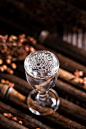 中国白酒或白酒装在玻璃杯中放在桌上照片摄影图片