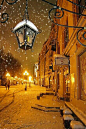 莫斯科的夜晚，在雪中散步。