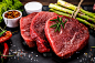 切板上的新鲜生牛肉