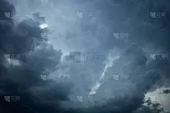 铅灰色天空中雨云的形成