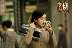 由@钟少雄 导演执导，@郭富城 @赵丽颖 @张翰 @张蓝心LanxinZhang @任達華 @朱一龙 @于晓光 等主演的动作谍战电影《密战》发布首款海报+剧照。电影以历史上隐秘战线中的英雄人物李白为原型，有望年内上映 ​​​​