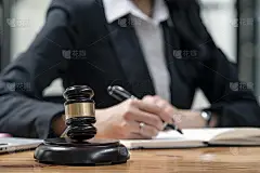 在法庭上敲响警钟。