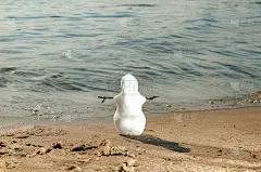 圣诞雪雪人在沙滩上的海洋背景。雪人在海滩上庆祝圣诞节或新年