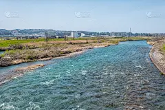 日本富山乡有工业厂房，岐阜县农村地区有飞田县，白天有飞田河碧水靠近叶峰