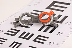 插片视力矫正眼镜护眼爱眼日近视眼摄影图