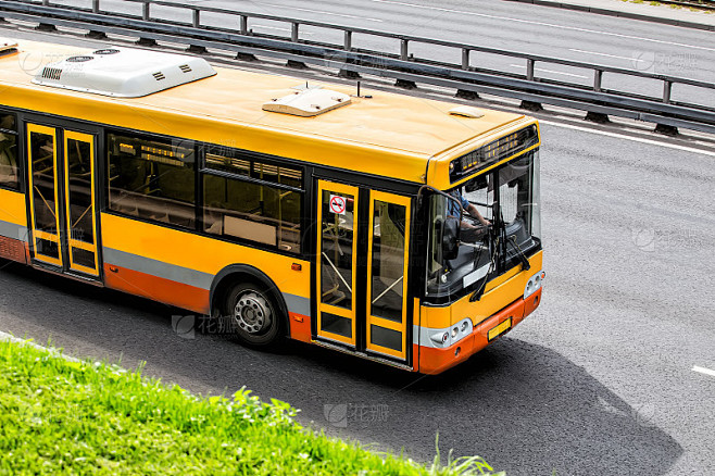 城市公共汽车沿着公路行驶
