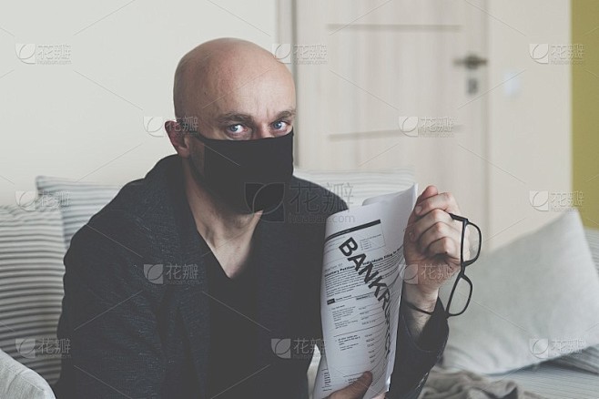 一个沮丧的人破产了。悲伤和沮丧。