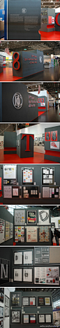 KOMU_：德国Drupa印刷博览会中的TDC 纽约字体指导俱乐部展览。展览的设计由德国一所学校的设计系师生策划完成。面积不大，展示效果还不错。