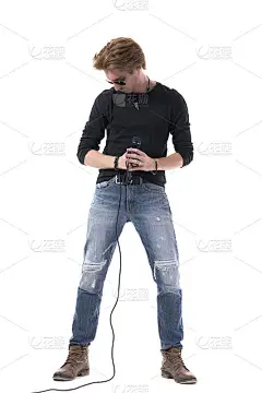 摇滚男歌手停下来，往下看深呼吸