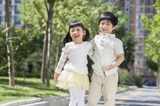 小男孩小女孩合影摄影照