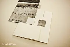 ink on paper of xiaowei chen : Xiaowei Chen这次的作品画幅很窄却很长，MRC为此设计了风琴折页形式的画册。折页展开后是约1.6米长的完整作品。画册外包装以信封的形式呈现，信封上印有展览的信息及Xiaowei Chen的联络方式。即兼具封套、海报及名片的功能，画册限定100份。 09年一共52个周，MRC将此作裁剪成52个小正方形并打乱顺序制成贴纸。拿到画册的人可以根据折页上1~52的编码将贴纸重新组合成完整的作品，以此来体会画家的创作过程。 MRC特别设计了“in