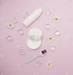 身体和皮肤护理，美容。白色塑料容器，化妆品，面霜和中轴辊。冰块，文字空间，俯视图。