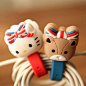 英伦风Hello kitty和她的小熊钉扣式手机绕线器-淘宝