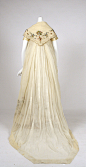 套装（1798），包括一条裙子和一条披肩（Fichu），使用的是18世纪末开始流行的刺绣薄棉布，这是法国大革命后带来的服饰改变，从洛可可奢华的极端走向了新古典简约的极端。