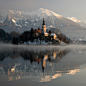 布莱德湖（Lake Bled）是斯洛文尼亚西北部阿尔卑斯山南麓的一个冰川湖。这里被誉为欧洲最美丽的角落之一，也是摄影爱好者最钟爱的地方之一。无论日升日落、春夏秋冬、阴晴雾雪，都能捕捉到绝美的瞬间。