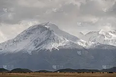 下雪的山峰在喜怒无常的天气。智利麦哲伦省的纳塔莱斯港