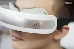 几分钟就能舒缓眼痛、眼干？这个黑科技我爱了！_按摩 : 在接触到眼部时，会以轻缓揉捏 + 多维柔压的方式，像一位经验老道的老中医，轻松帮你舒缓掉双眼疲劳。 头两次用好像没啥感觉，用多几次后，发热模式加 8 分钟按摩， 现在的我可以完全进入了放松状态了，好…