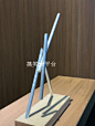 搞笑GIF:姑娘被老板罚了，这么多砖何时才能搬完!