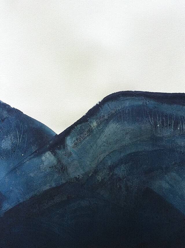 用蓝染创作的山脉，艺术家Lynn Pol...