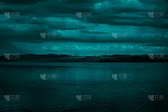 蓝绿色的云在海上。优美的海景。暗蓝绿色的水和天空背景与复制空间的设计。