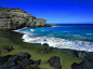 夏威夷 Papakolea绿沙滩：世界两大绿色海滩，一个位于西太平洋关岛，一个就是夏威夷岛上的这一片奇异海滩。其沙子主要成分是橄榄石，从而形成一片碧玉般的海滩。当地人传说这些绿沙是火山女神的泪滴。