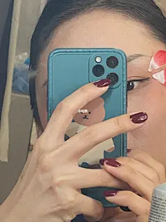 我就这样成了美甲店“代言人” : 看了我前两天的小可爱应该对这组“代盐”照不陌生。在女神节来临前，我成为了我们美甲店新一季海报的模特担当（当然不会告诉你是为了控制成本）。 今天就借这个海报和大家分享一些关于我对美甲店营