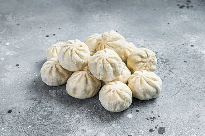 冻生肉馅包子。灰色的背景。俯视图素材-花瓣网
