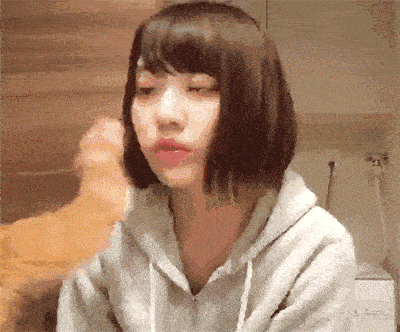 想象一下，她的视角里面能看到菊花
再想象...