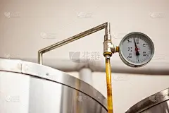 啤酒在啤酒罐中发酵。Cylindroconic发酵罐。企口缝