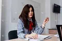 漂亮的女老师在英语课上讲解规则。在大学教育。国外学校私学女生。老师用笔记本电脑讲解母语语法。