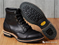 Packer/Logger Boot 靴
Packer/Logger Boot靴一直是最古老的工作靴款之一。19世纪末，伐木工和赶驮马的人最初使用这种风格，因为这些人还需要徒步穿越多岩石的地形。因此，Packer包装靴的典型特征是高系带筒体(通常为10英寸或更高)、厚拖式鞋底、锥形西式鞋跟，脚趾处通常有碎花皮革装饰。常见的这款靴子品牌有:White’s Boots，Viberg和Wesco等