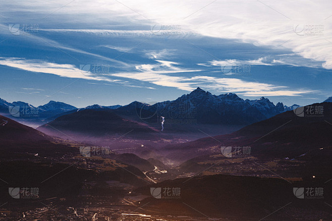 晚上山。阿尔卑斯山脉。景观