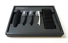 brillo 85030-85032 Portable Toothbrush | PRODUCT | METAPHYS : brilloとは、スペイン語で「ツルツル」の意味。食べたらすぐに歯を磨くということは、予防医学的にとても大切なことです。もうすでに習慣にされている方も多いけれど、歯ブラシにまでこだわっている方はまだまだ少ないのではないでしょうか。brilloはコンパクトな折り畳み式ですが、そのカタチには、使い方を検証した、たくさんの「行為のデザイン」が詰まっています。