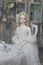 BJD私养超话bjd超话 
今天的一图流，纪念三闺女换了新妆回家，化身绝美小公主！
神仙壮士@__风里溪__ 
眼珠子@芙酱是父嫁hentai 
头发@蛋彩笛pixie 
最后，既然发都发了就随手圈一个娘家吧@AS-天使工房 ​​​​