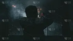锻造车间。铁匠铺。焊接罩内的工人用电焊焊接一个零件。火花会反射到防护屏上。