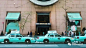 纽约香港 | 突然看见满街的蒂芙尼蓝 : 穿行于纽约街头蒂芙尼蓝的出租车、蒂芙尼早餐车、主题店街头的涂鸦文化、第五大道上被融入Tiffany blue元素的阿特拉斯时钟，鲜花店、公交卡……所有的生活场景都仿佛再次回到赫本的《蒂芙尼的早餐》电影世界。