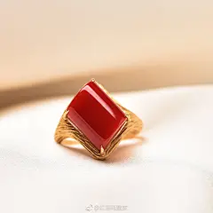 阿卡红珊瑚马鞍戒指，裸石的质感亮度太赞了，工艺也不是盖的，简单的18k金四爪镶嵌，戒拖拉丝喷砂工艺。完美赤血色，裸石尺寸12.3×10.4mm ​​​​