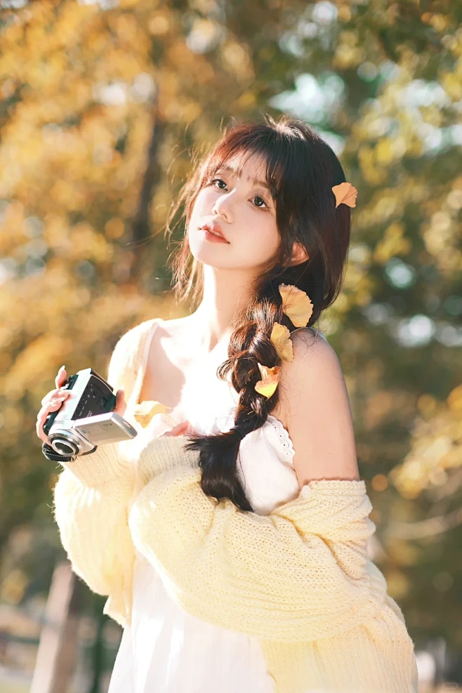 美神降临秋冬氛围感银杏写真图片_绝2.0图片素材-花瓣网