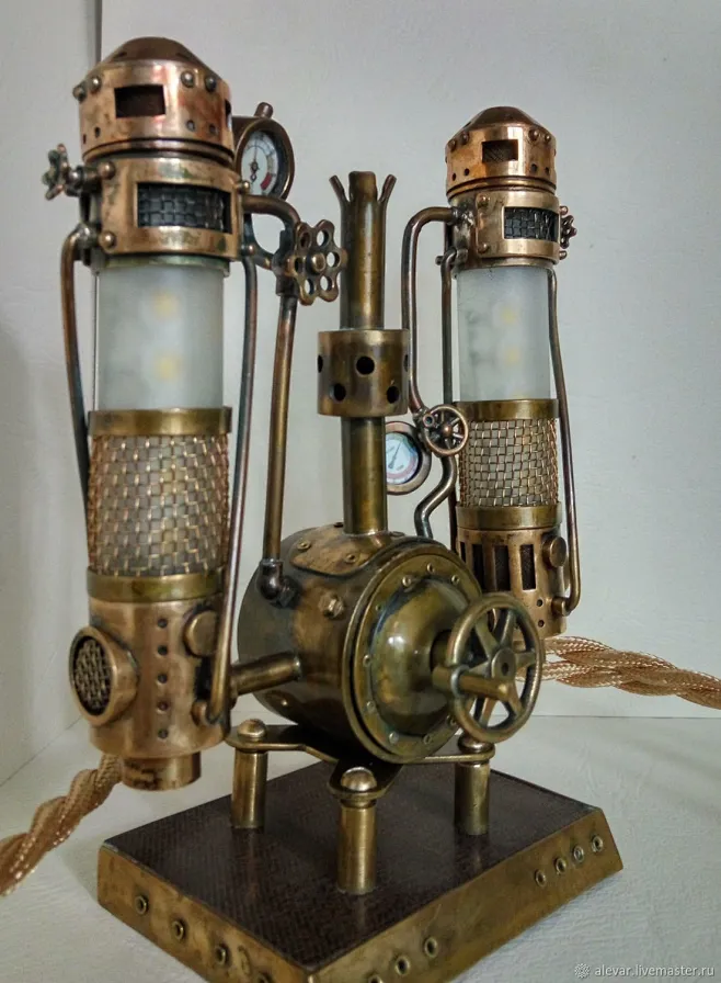 an old fashioned steam engine lamp on display-花瓣网