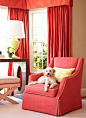 温馨的红色客厅，连狗狗都觉得很温暖呢！#窗帘#