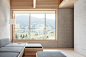 HausHöller是一家位于奥地利Alberschwende的小型公寓，由Innauer-Matt Architekten设计。房屋通体原木构造，混凝土柱提供了结构框架。家中大型玻璃窗作为建筑结构的一部分插入木梁。除了一系列Thonet时代椅子，用餐区和厨房区域大部分是空白的。 ​​​​