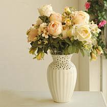 高档唯美的白瓷镂空花瓶搭配优质绢布而制的...
