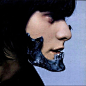 "Jaw Bone "口器，由Shaun Leane为Alexander McQueen 1998年春夏系列 "Untitled (The Golden Shower) "设计。为V&A的 "野蛮之美 "展览拍摄 ​​​​