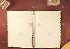 钢笔和记事本孤立在皮革背景上。棕色皮革上的钢笔和笔记本。从以上观点。它是新闻、诗歌、作家和创造者的象
