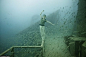Life below the Surface”（海底人生）




摄影师Andreas Franke雇佣了一支潜水探险队，潜入距离西礁岛4英里处，水下100英尺的“范登堡号” （USNS General Hoyt S. Vandenberg）沉船遗迹处，为其创作数码合成照片布展。
 
该系列作品命名为“Life below the Surface”（海底人生），是为了纪念被销毁的曾在二战争中立下汗马功劳的美军导弹跟踪舰“范登堡号”而创作。照片取景自荒废的沉船，......