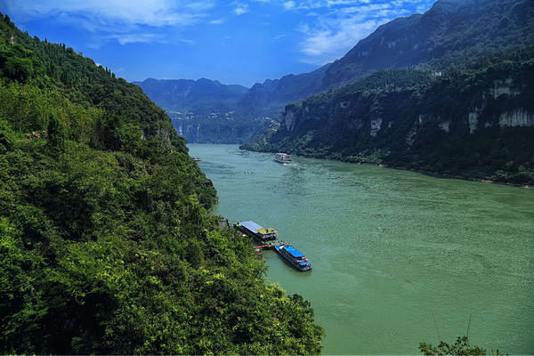 曾经湍流不息的川江汹涌澎湃，奋力挣脱巫峡...